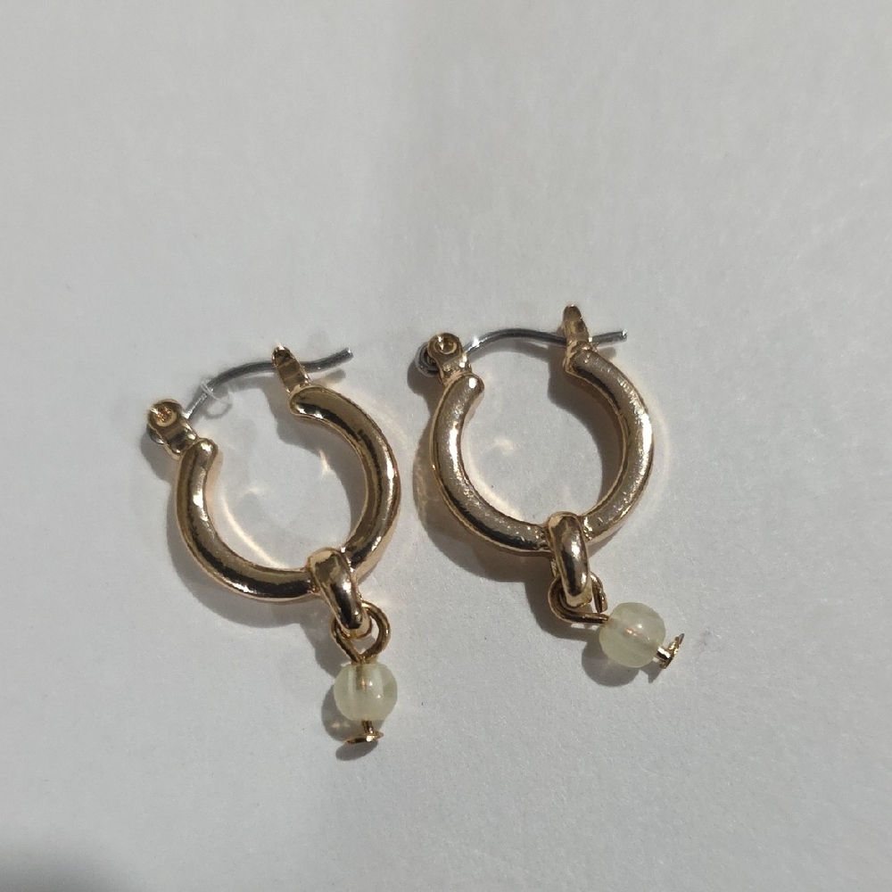 Gold Hoop Earrings with Cream Bead – Elegant Minimalist Jewelry for Women - Picture 5 of 10